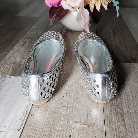 NWT Kenneth Cole Reaction Silver Metallic Sparkle Lattice Ballet Flats Women's - Picture 9 of 15